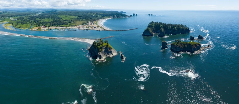 On the Edge of the Pacific: Rialto Beach’s Sea Stacks and the Walk to Hole-in-the-Wall